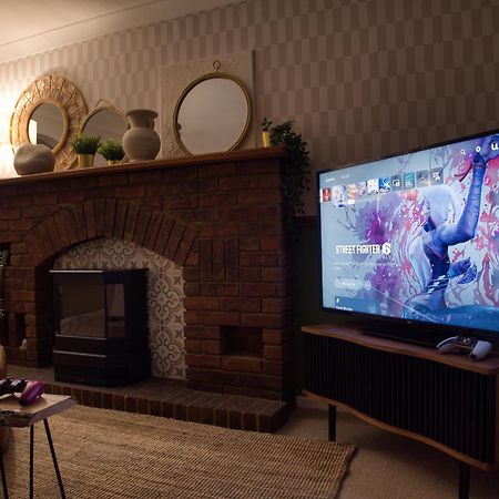 4-Bed Cotswold Getaway With Hot Tub & Gaming Room Churchdown エクステリア 写真