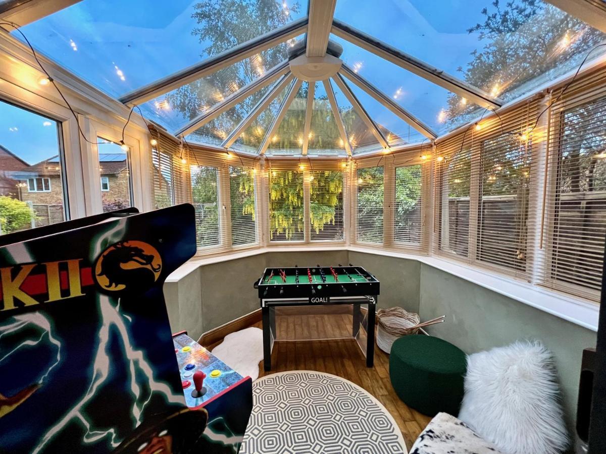 4-Bed Cotswold Getaway With Hot Tub & Gaming Room Churchdown エクステリア 写真