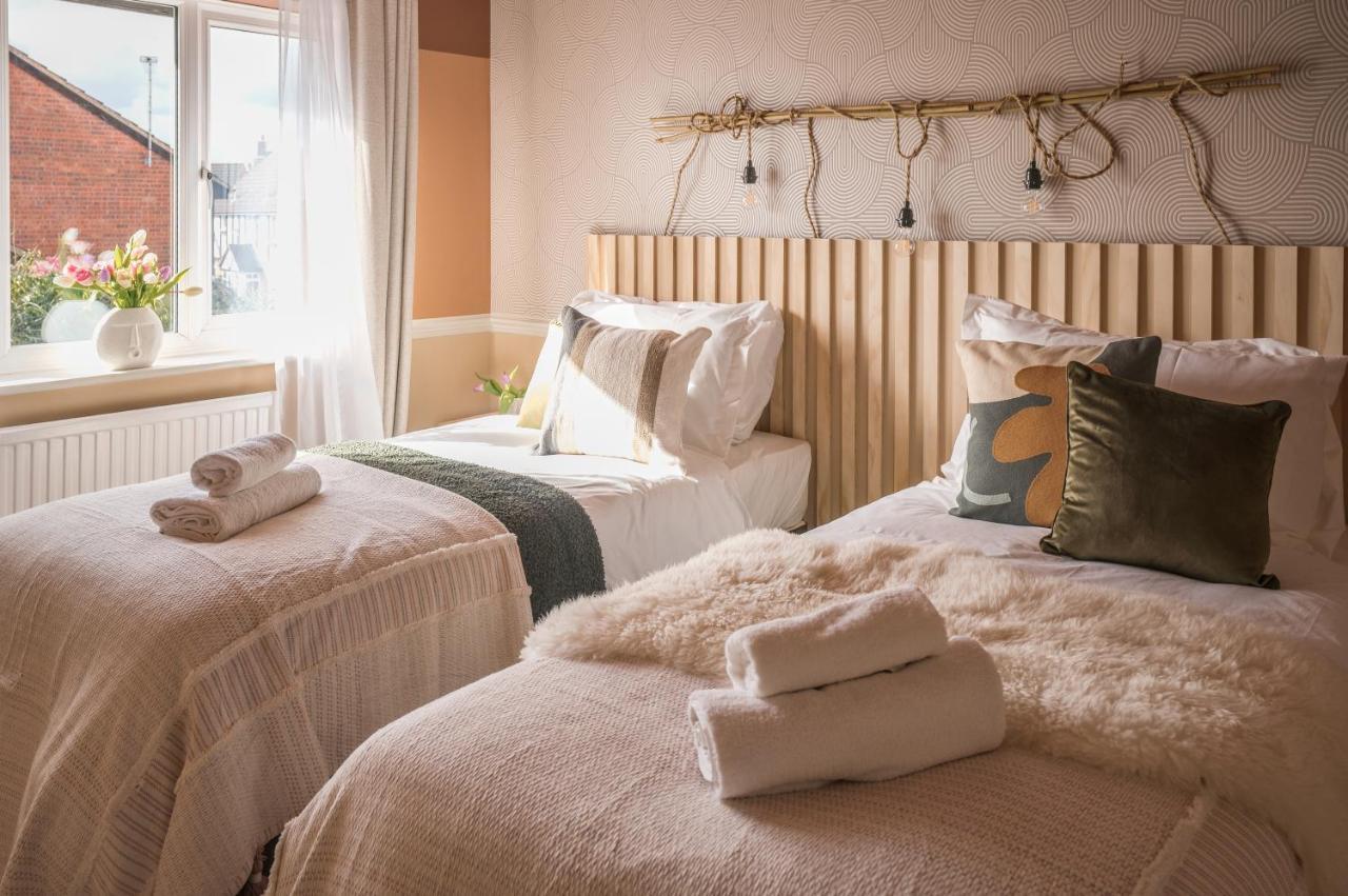 4-Bed Cotswold Getaway With Hot Tub & Gaming Room Churchdown エクステリア 写真