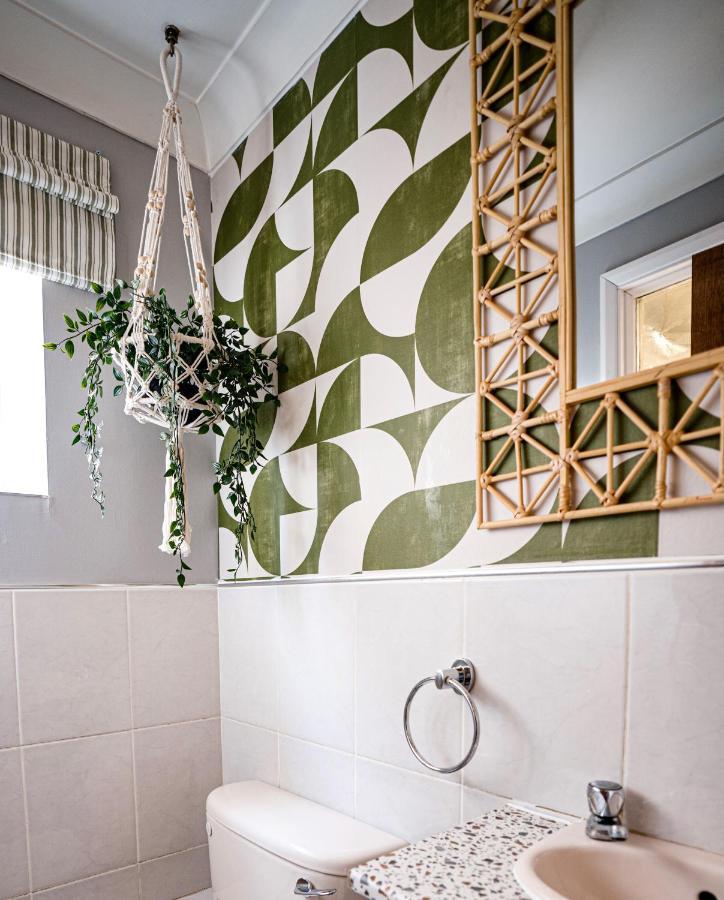 4-Bed Cotswold Getaway With Hot Tub & Gaming Room Churchdown エクステリア 写真