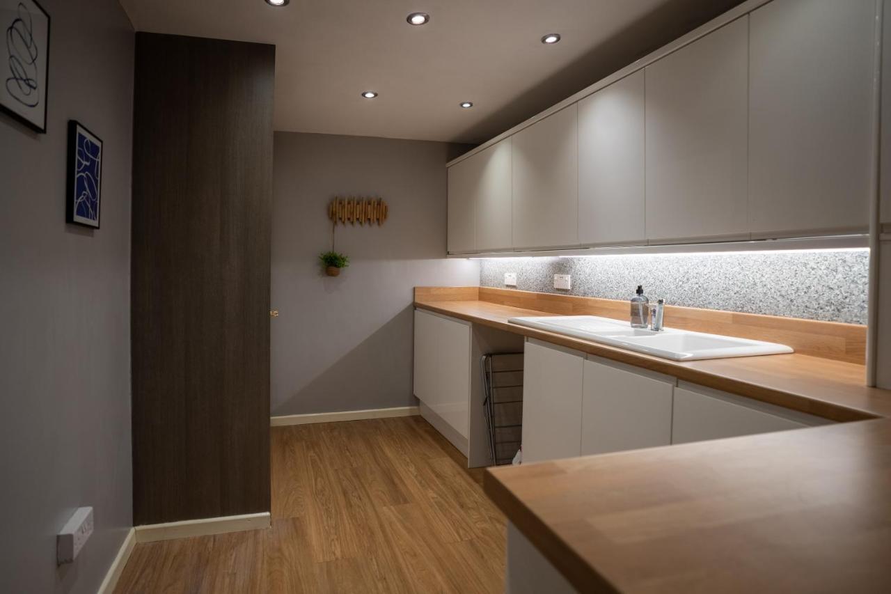 4-Bed Cotswold Getaway With Hot Tub & Gaming Room Churchdown エクステリア 写真
