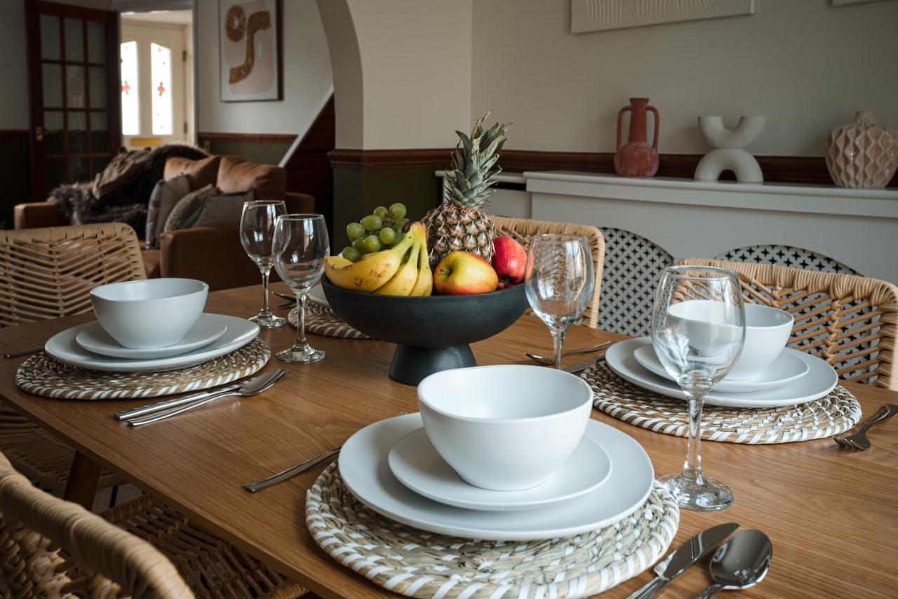 4-Bed Cotswold Getaway With Hot Tub & Gaming Room Churchdown エクステリア 写真