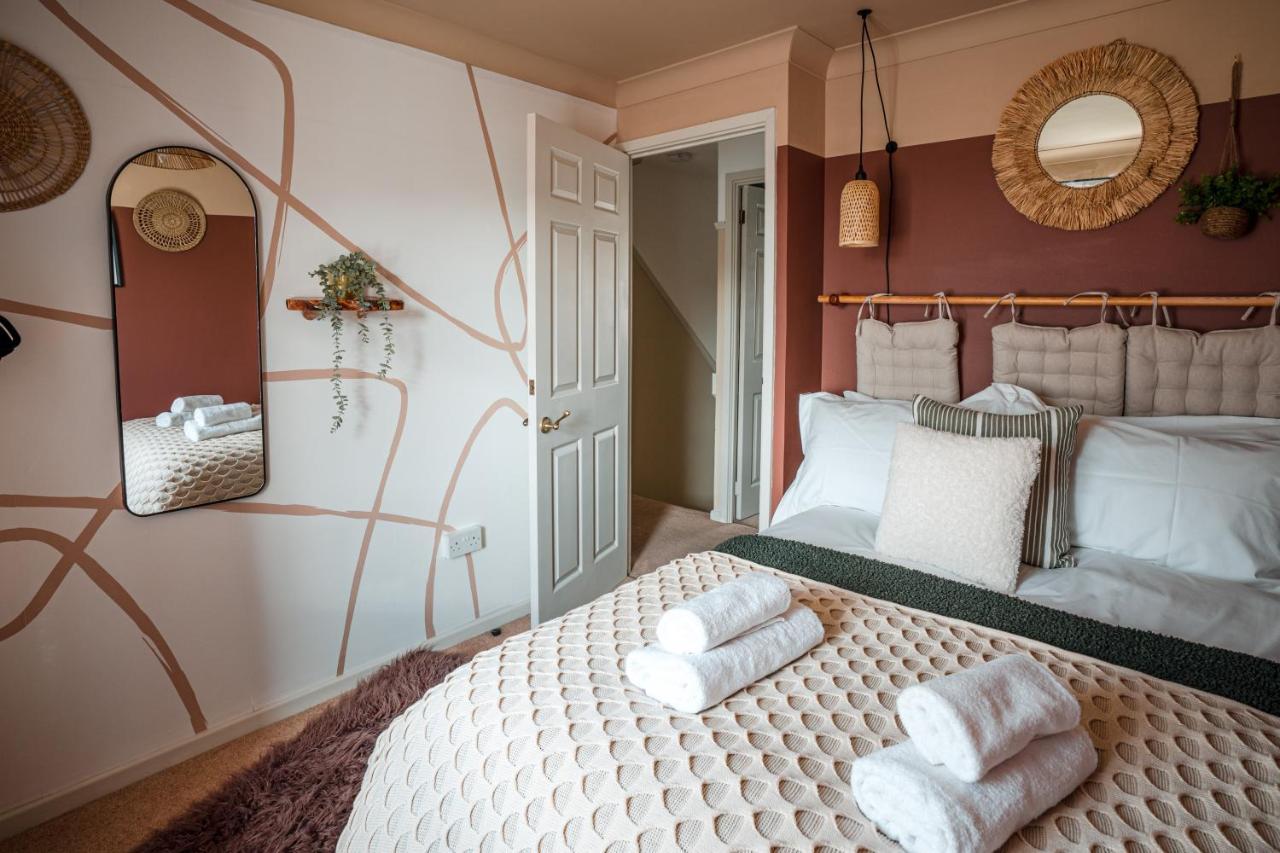 4-Bed Cotswold Getaway With Hot Tub & Gaming Room Churchdown エクステリア 写真