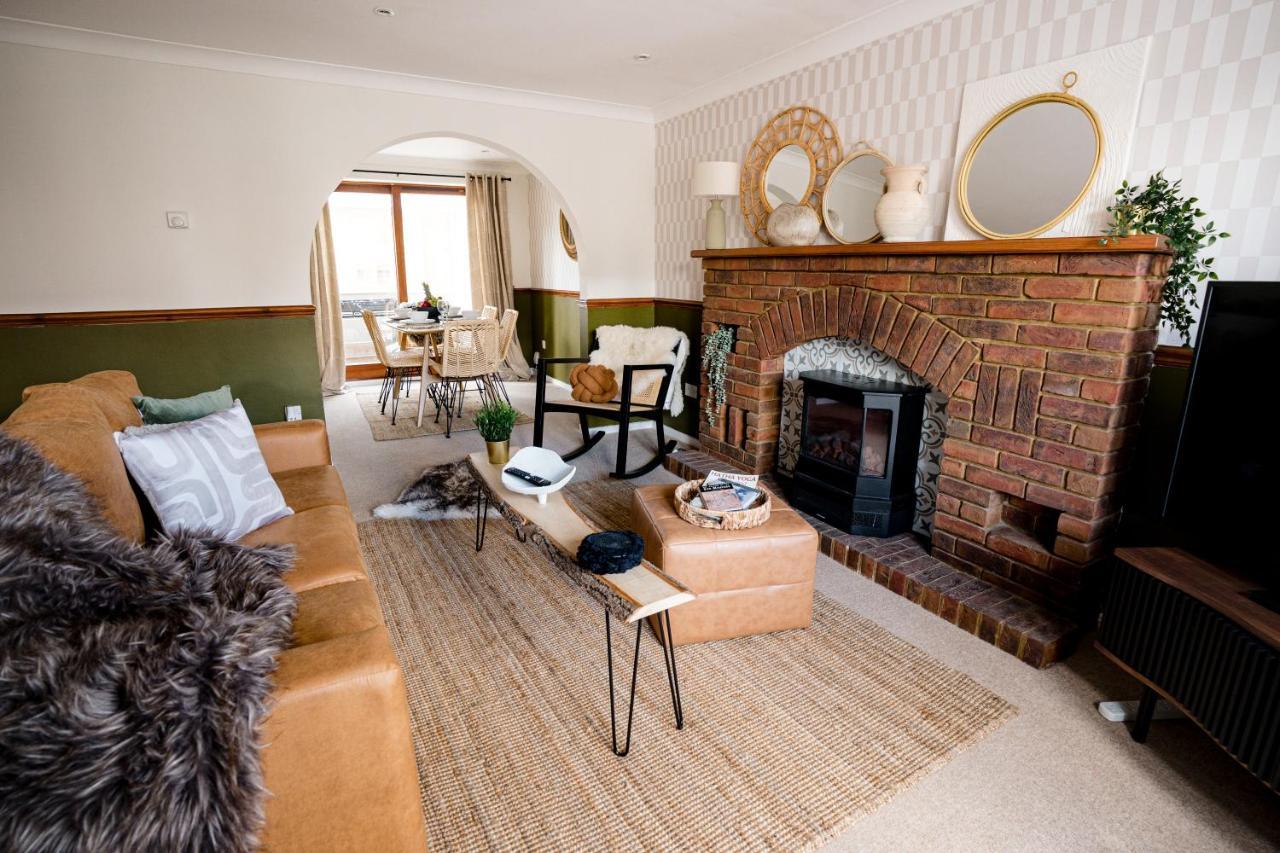 4-Bed Cotswold Getaway With Hot Tub & Gaming Room Churchdown エクステリア 写真