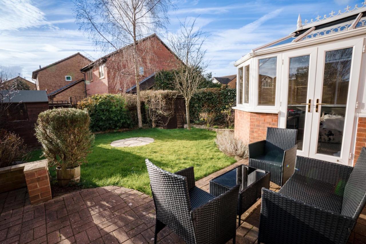 4-Bed Cotswold Getaway With Hot Tub & Gaming Room Churchdown エクステリア 写真