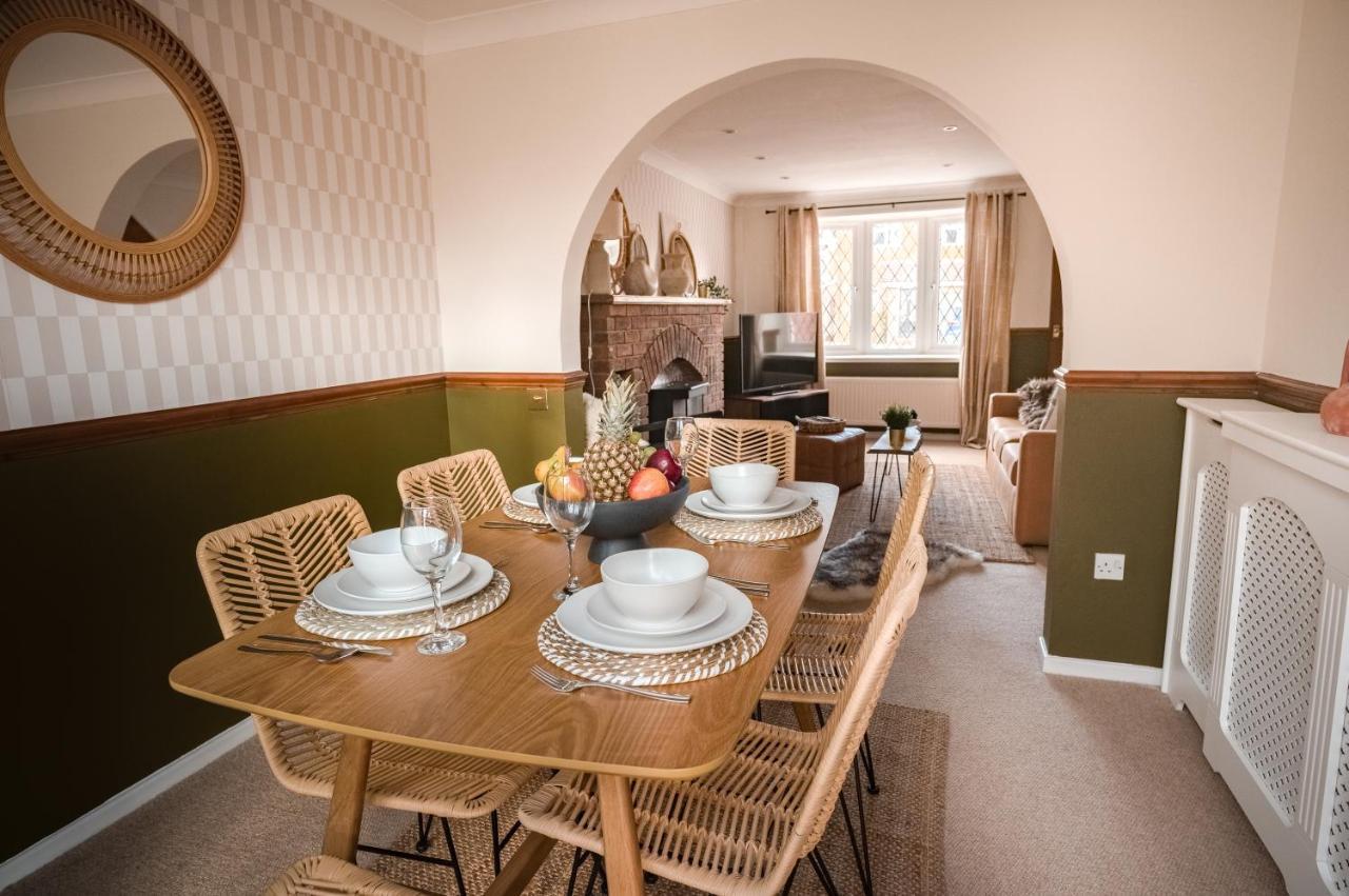 4-Bed Cotswold Getaway With Hot Tub & Gaming Room Churchdown エクステリア 写真