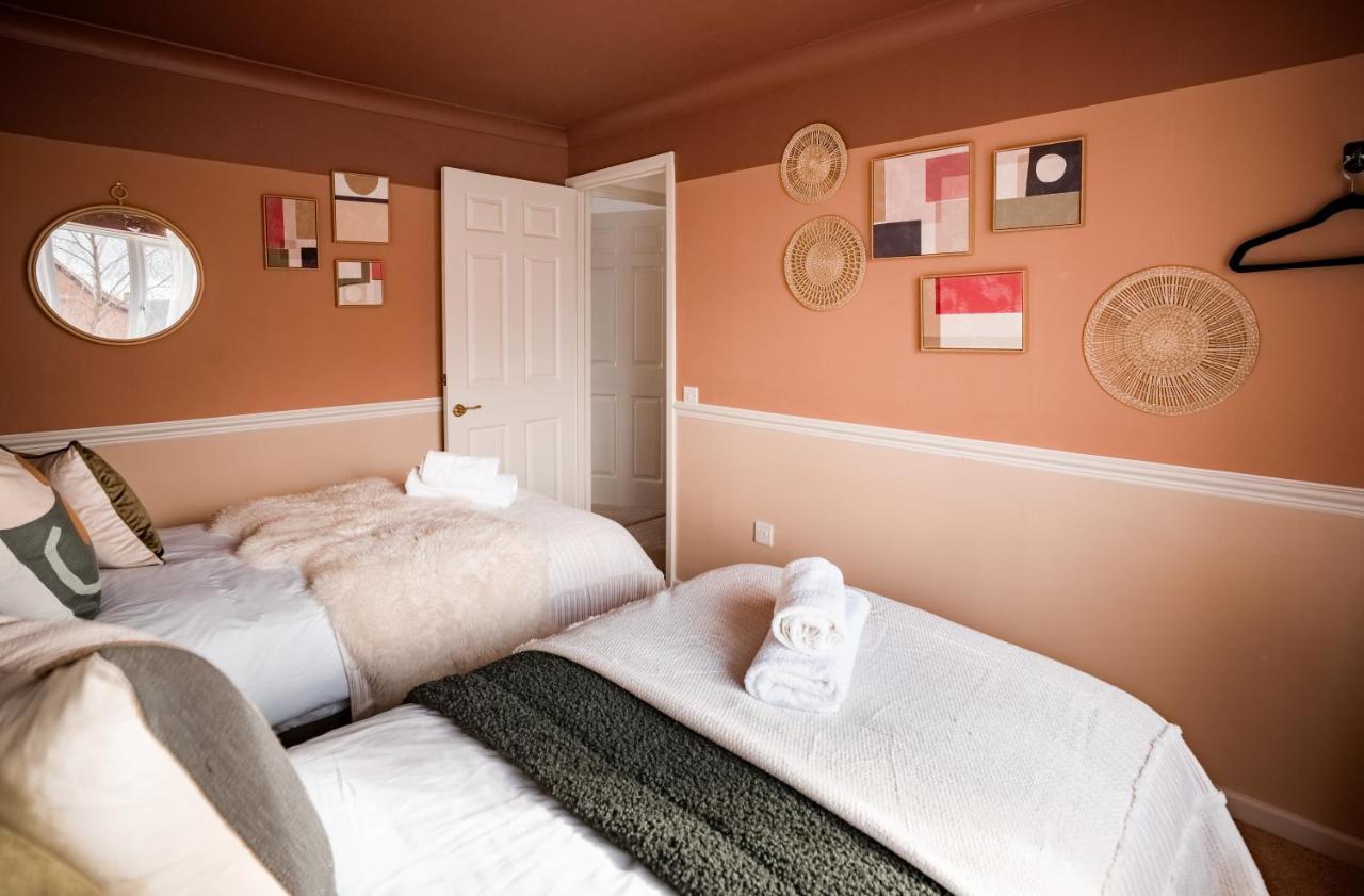 4-Bed Cotswold Getaway With Hot Tub & Gaming Room Churchdown エクステリア 写真