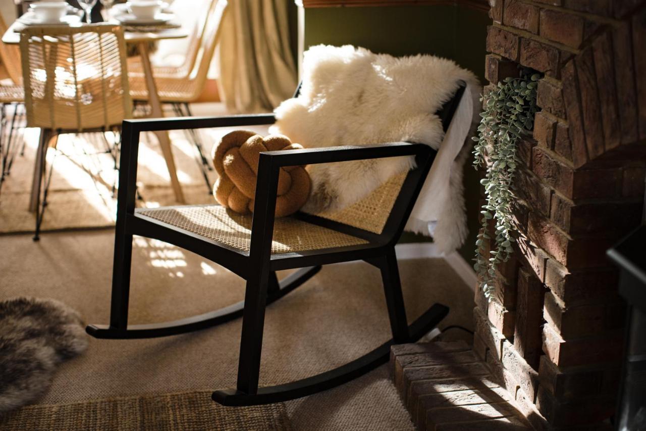4-Bed Cotswold Getaway With Hot Tub & Gaming Room Churchdown エクステリア 写真