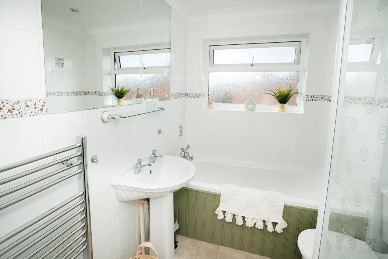 4-Bed Cotswold Getaway With Hot Tub & Gaming Room Churchdown エクステリア 写真