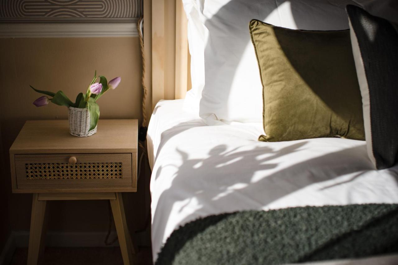 4-Bed Cotswold Getaway With Hot Tub & Gaming Room Churchdown エクステリア 写真