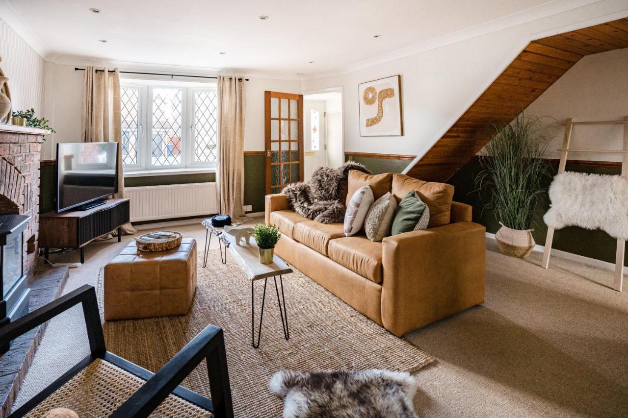 4-Bed Cotswold Getaway With Hot Tub & Gaming Room Churchdown エクステリア 写真
