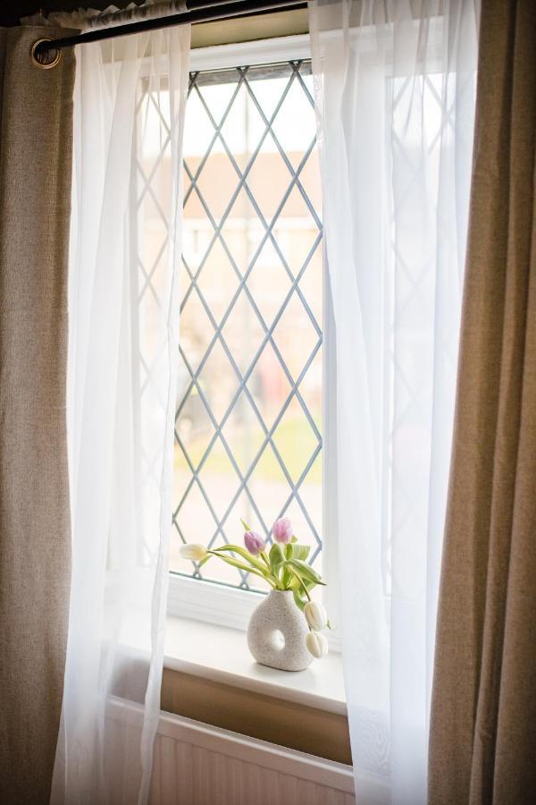 4-Bed Cotswold Getaway With Hot Tub & Gaming Room Churchdown エクステリア 写真
