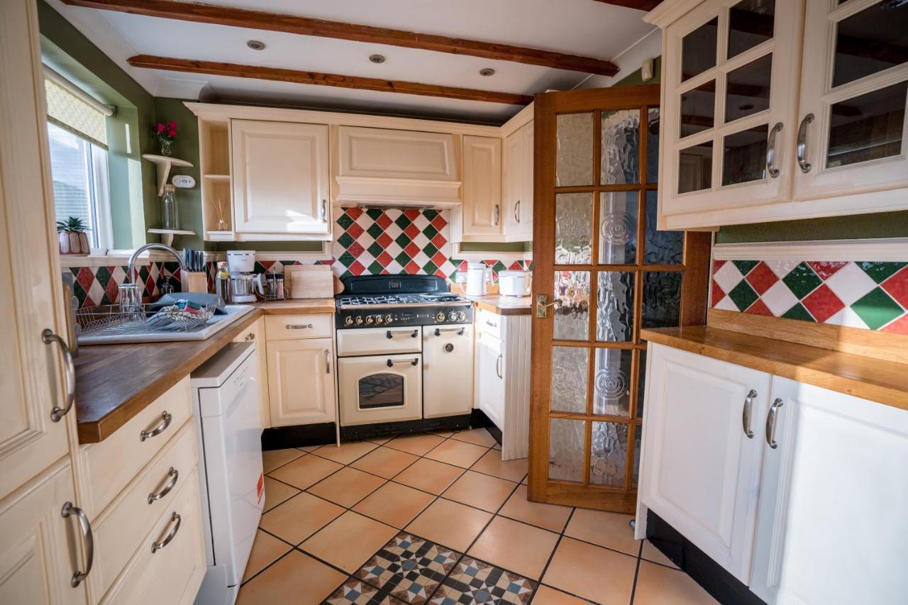 4-Bed Cotswold Getaway With Hot Tub & Gaming Room Churchdown エクステリア 写真