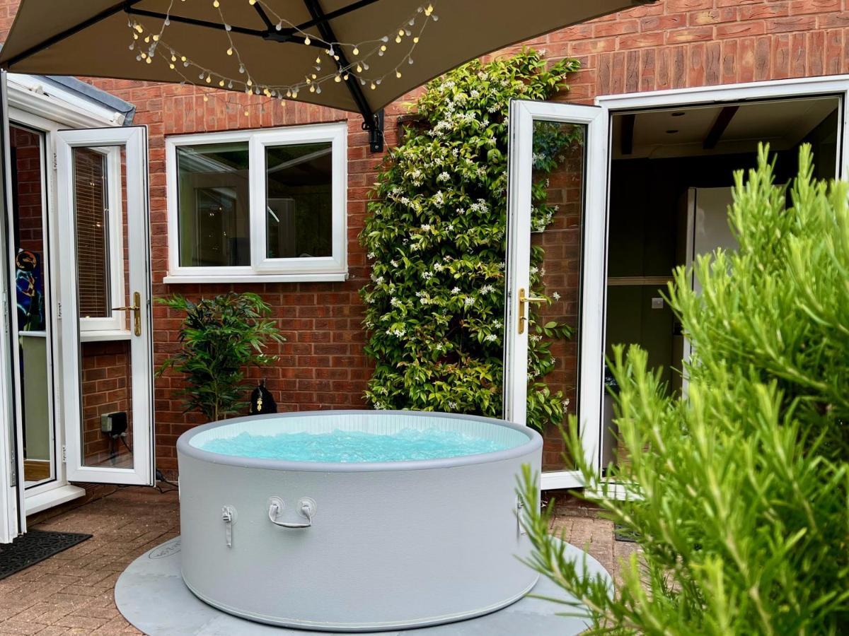 4-Bed Cotswold Getaway With Hot Tub & Gaming Room Churchdown エクステリア 写真