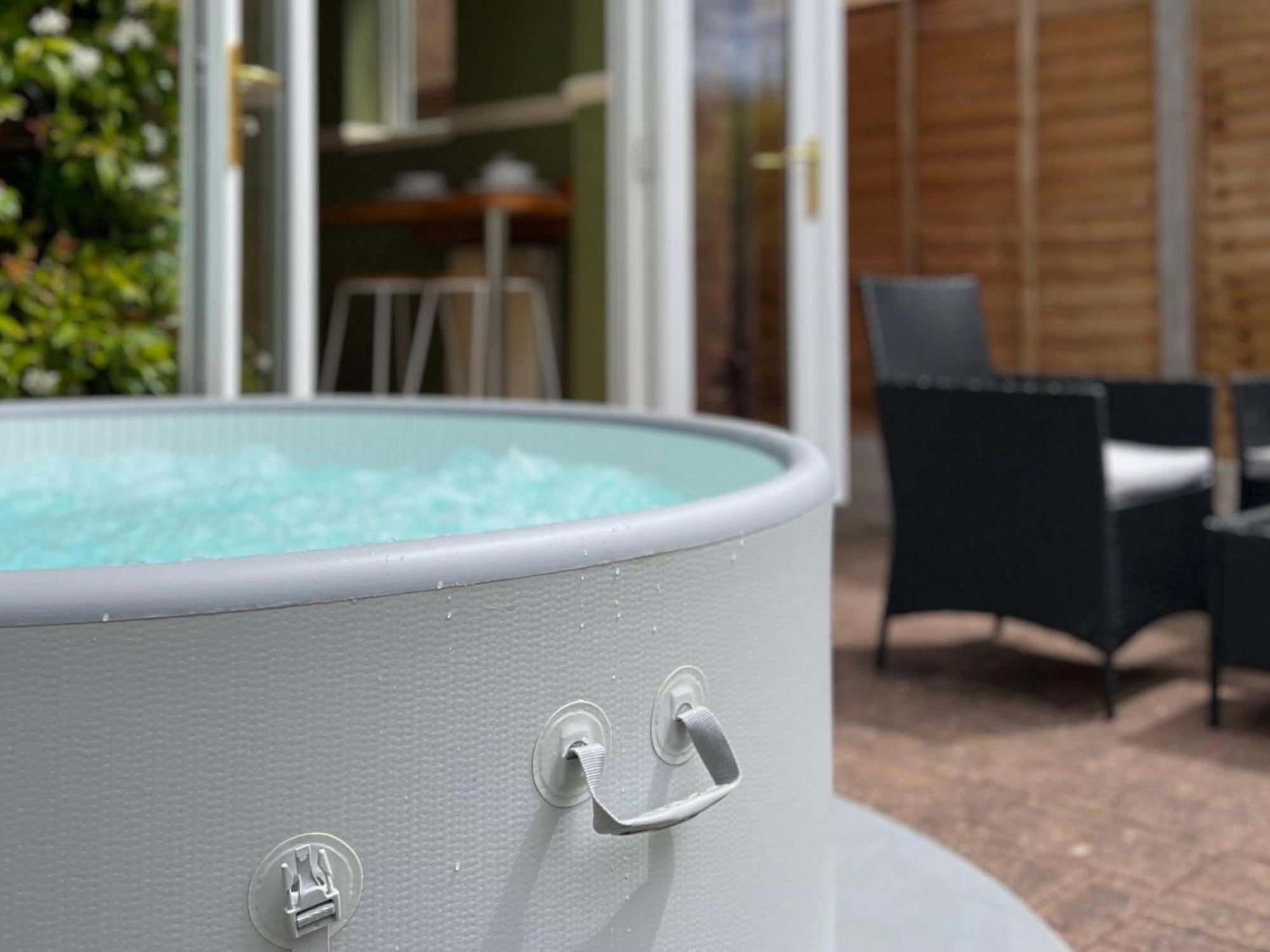 4-Bed Cotswold Getaway With Hot Tub & Gaming Room Churchdown エクステリア 写真